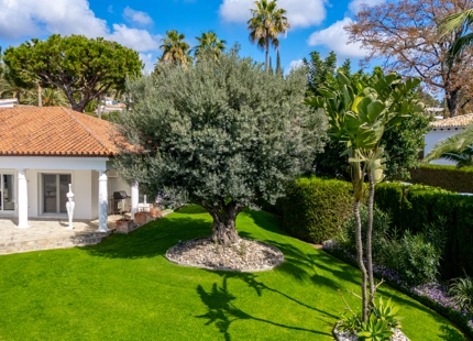 EXQUISITE VILLA WITH EXPANSIVE GARDEN IN MARBELLA EAST