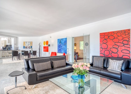 EXQUISITE VILLA WITH EXPANSIVE GARDEN IN MARBELLA EAST