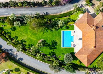 EXQUISITE VILLA WITH EXPANSIVE GARDEN IN MARBELLA EAST