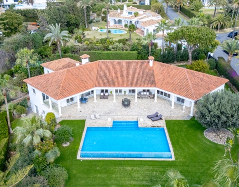 EXQUISITE VILLA WITH EXPANSIVE GARDEN IN MARBELLA EAST