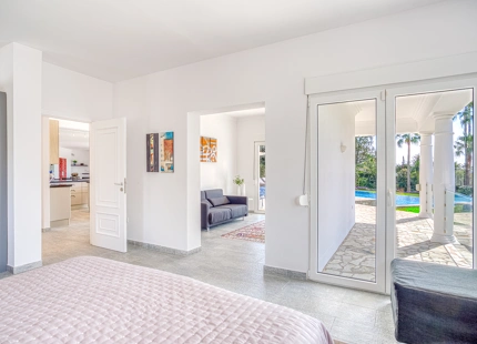 EXQUISITE VILLA WITH EXPANSIVE GARDEN IN MARBELLA EAST