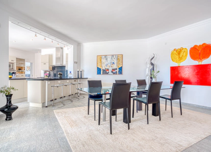 EXQUISITE VILLA WITH EXPANSIVE GARDEN IN MARBELLA EAST