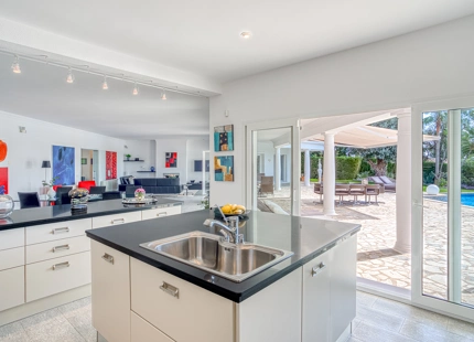 EXQUISITE VILLA WITH EXPANSIVE GARDEN IN MARBELLA EAST