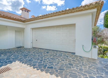 EXQUISITE VILLA WITH EXPANSIVE GARDEN IN MARBELLA EAST