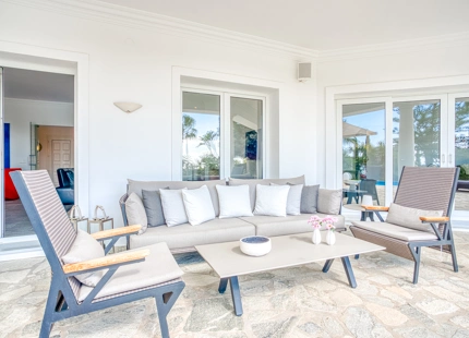 EXQUISITE VILLA WITH EXPANSIVE GARDEN IN MARBELLA EAST