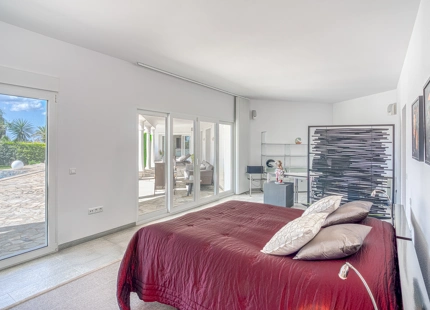 EXQUISITE VILLA WITH EXPANSIVE GARDEN IN MARBELLA EAST