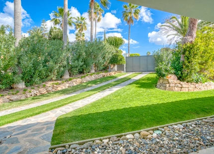EXQUISITE VILLA WITH EXPANSIVE GARDEN IN MARBELLA EAST