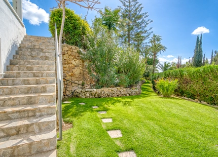 EXQUISITE VILLA WITH EXPANSIVE GARDEN IN MARBELLA EAST