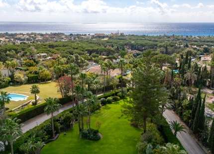 EXQUISITE VILLA WITH EXPANSIVE GARDEN IN MARBELLA EAST