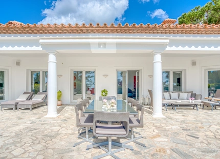 EXQUISITE VILLA WITH EXPANSIVE GARDEN IN MARBELLA EAST