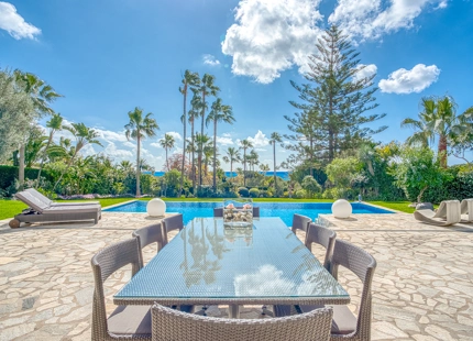 EXQUISITE VILLA WITH EXPANSIVE GARDEN IN MARBELLA EAST