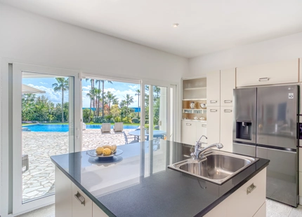 EXQUISITE VILLA WITH EXPANSIVE GARDEN IN MARBELLA EAST