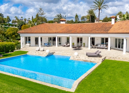 EXQUISITE VILLA WITH EXPANSIVE GARDEN IN MARBELLA EAST