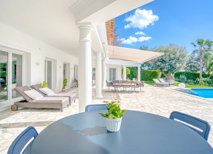 EXQUISITE VILLA WITH EXPANSIVE GARDEN IN MARBELLA EAST
