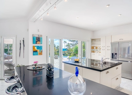 EXQUISITE VILLA WITH EXPANSIVE GARDEN IN MARBELLA EAST