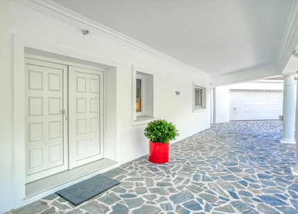 EXQUISITE VILLA WITH EXPANSIVE GARDEN IN MARBELLA EAST