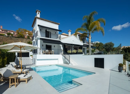 STUNNING VILLA IN BENAHAVÍS WITH BREATHTAKING SEA AND MOUNTAIN VIEWS