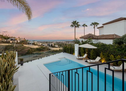 STUNNING VILLA IN BENAHAVÍS WITH BREATHTAKING SEA AND MOUNTAIN VIEWS