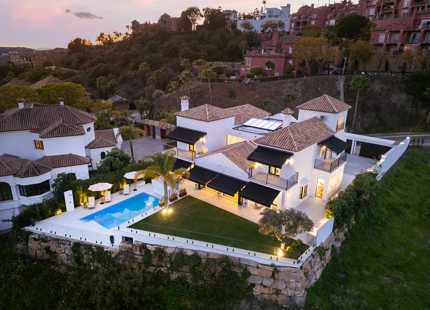 STUNNING VILLA IN BENAHAVÍS WITH BREATHTAKING SEA AND MOUNTAIN VIEWS
