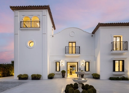 STUNNING VILLA IN BENAHAVÍS WITH BREATHTAKING SEA AND MOUNTAIN VIEWS
