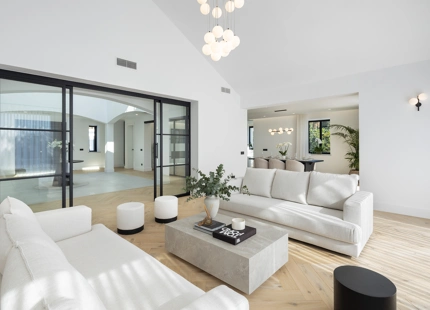 STUNNING VILLA IN BENAHAVÍS WITH BREATHTAKING SEA AND MOUNTAIN VIEWS