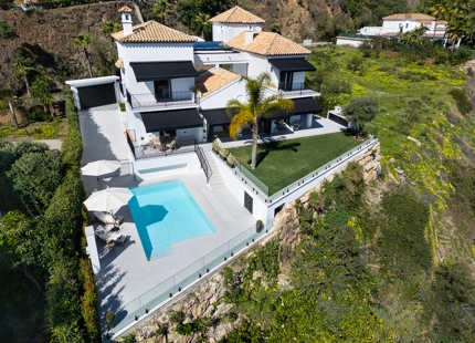 STUNNING VILLA IN BENAHAVÍS WITH BREATHTAKING SEA AND MOUNTAIN VIEWS