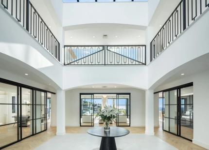 STUNNING VILLA IN BENAHAVÍS WITH BREATHTAKING SEA AND MOUNTAIN VIEWS