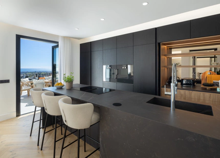 STUNNING VILLA IN BENAHAVÍS WITH BREATHTAKING SEA AND MOUNTAIN VIEWS
