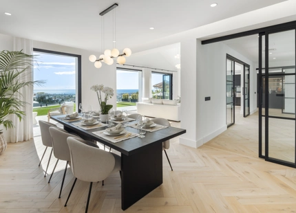 STUNNING VILLA IN BENAHAVÍS WITH BREATHTAKING SEA AND MOUNTAIN VIEWS