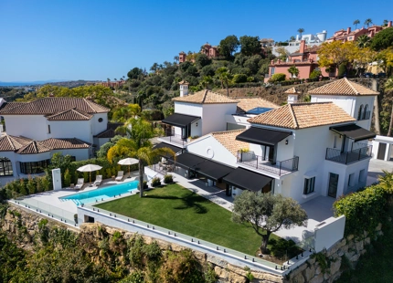 STUNNING VILLA IN BENAHAVÍS WITH BREATHTAKING SEA AND MOUNTAIN VIEWS