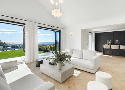 STUNNING VILLA IN BENAHAVÍS WITH BREATHTAKING SEA AND MOUNTAIN VIEWS