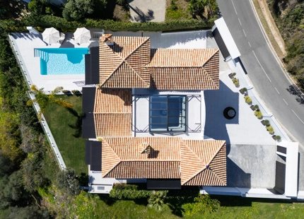 STUNNING VILLA IN BENAHAVÍS WITH BREATHTAKING SEA AND MOUNTAIN VIEWS