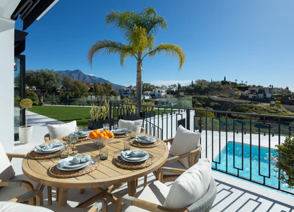 STUNNING VILLA IN BENAHAVÍS WITH BREATHTAKING SEA AND MOUNTAIN VIEWS