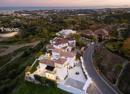 STUNNING VILLA IN BENAHAVÍS WITH BREATHTAKING SEA AND MOUNTAIN VIEWS