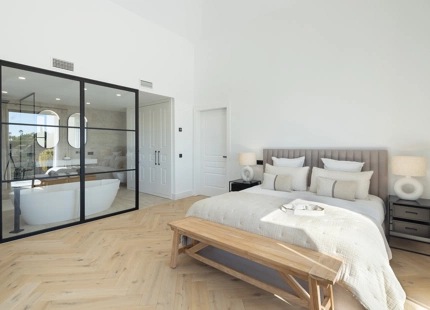 STUNNING VILLA IN BENAHAVÍS WITH BREATHTAKING SEA AND MOUNTAIN VIEWS