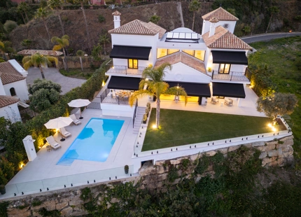 STUNNING VILLA IN BENAHAVÍS WITH BREATHTAKING SEA AND MOUNTAIN VIEWS