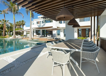 EXCEPTIONAL VILLA IN BENAHAVÍS WITH INCREDIBLE AMENITIES AND BREATHTAKING VIEWS