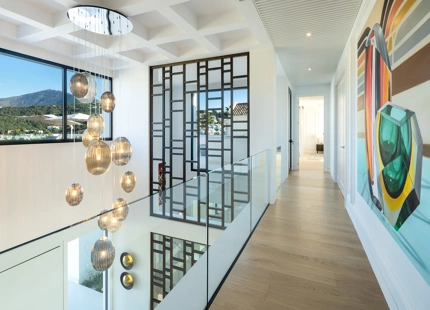 EXCEPTIONAL VILLA IN BENAHAVÍS WITH INCREDIBLE AMENITIES AND BREATHTAKING VIEWS