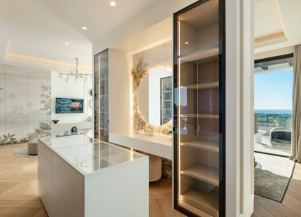 EXCEPTIONAL VILLA IN BENAHAVÍS WITH INCREDIBLE AMENITIES AND BREATHTAKING VIEWS