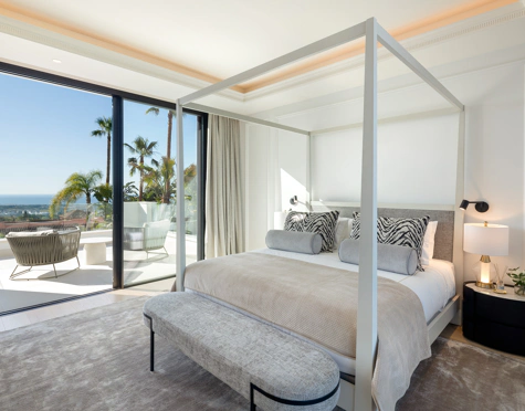 Villa for sale in Monte Halcones, Benahavis