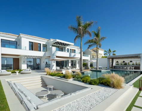 Villa for sale in Monte Halcones, Benahavis