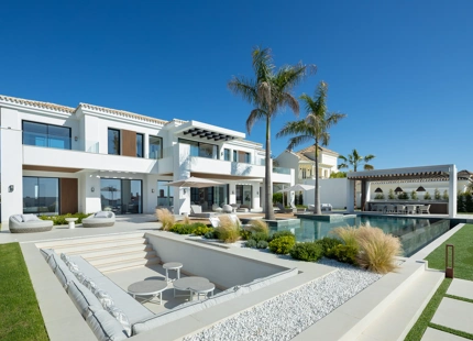 EXCEPTIONAL VILLA IN BENAHAVÍS WITH INCREDIBLE AMENITIES AND BREATHTAKING VIEWS