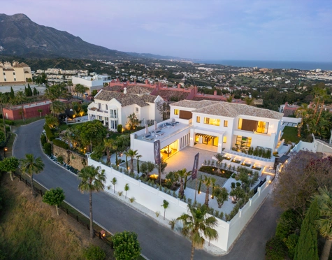 Villa for sale in Monte Halcones, Benahavis