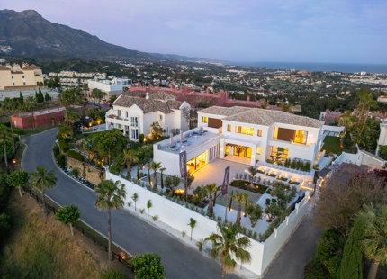 EXCEPTIONAL VILLA IN BENAHAVÍS WITH INCREDIBLE AMENITIES AND BREATHTAKING VIEWS