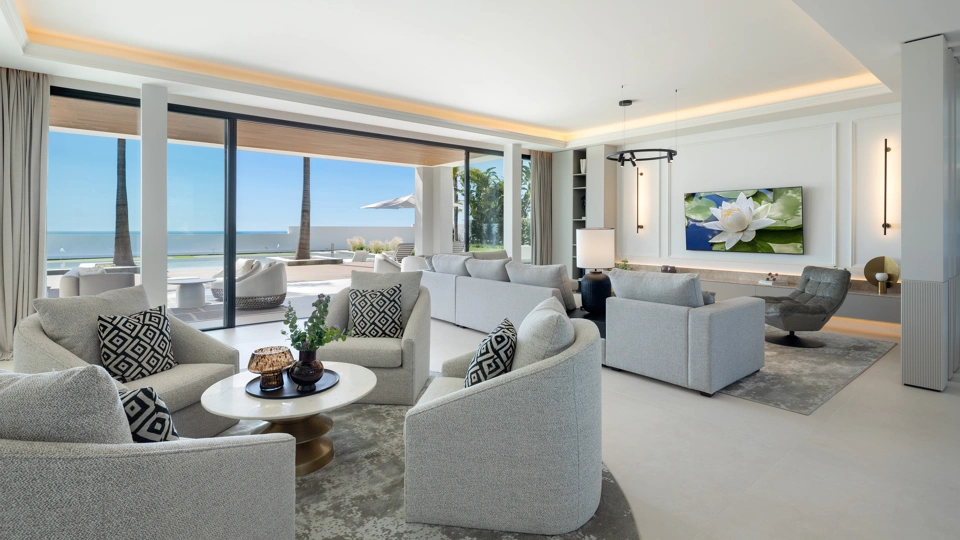 Villa for sale in Monte Halcones, Benahavis