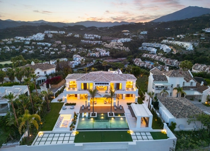 EXCEPTIONAL VILLA IN BENAHAVÍS WITH INCREDIBLE AMENITIES AND BREATHTAKING VIEWS