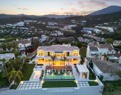 Villa for sale in Monte Halcones, Benahavis