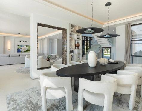 Villa for sale in Monte Halcones, Benahavis