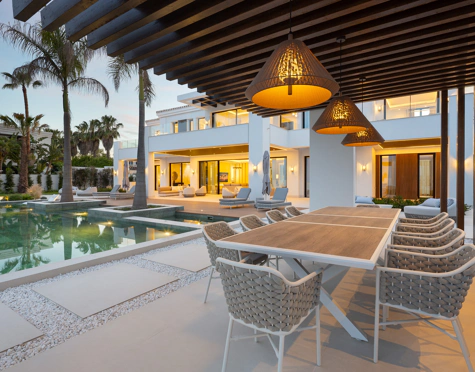 Villa for sale in Monte Halcones, Benahavis