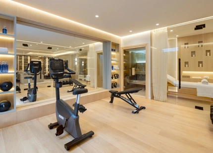 EXCEPTIONAL VILLA IN BENAHAVÍS WITH INCREDIBLE AMENITIES AND BREATHTAKING VIEWS